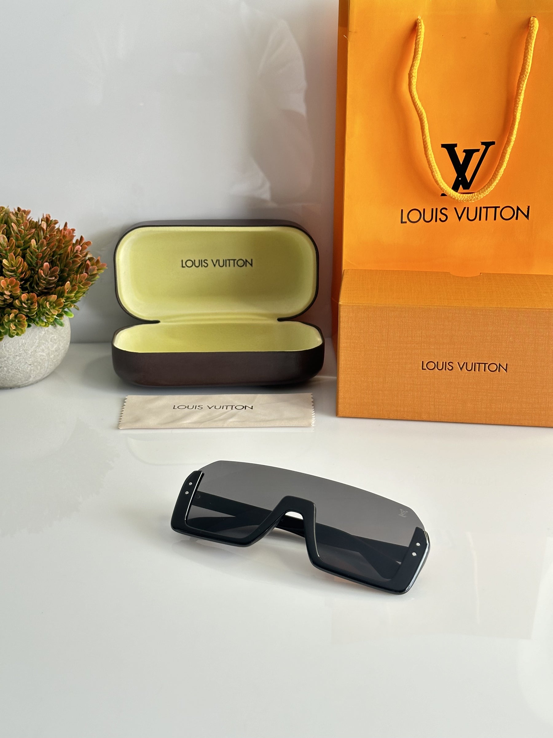 Louis Vuitton 8541 Black