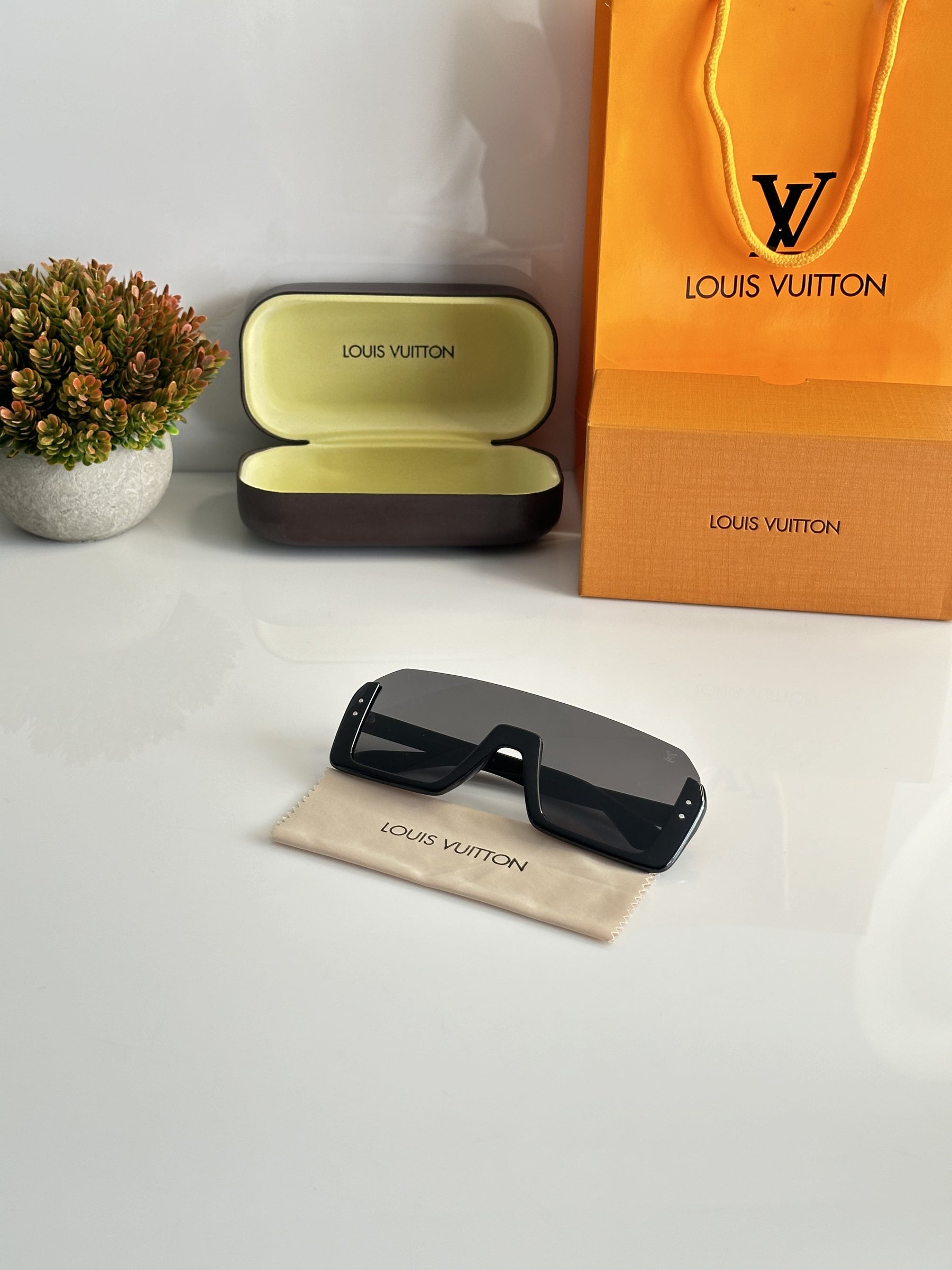 Louis Vuitton 8541 Black