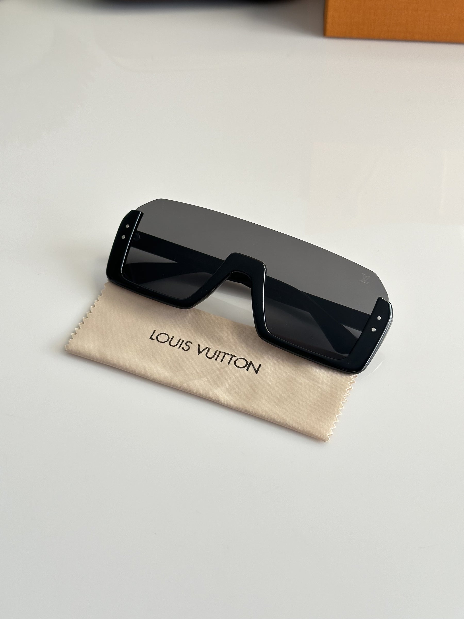 Louis Vuitton 8541 Black