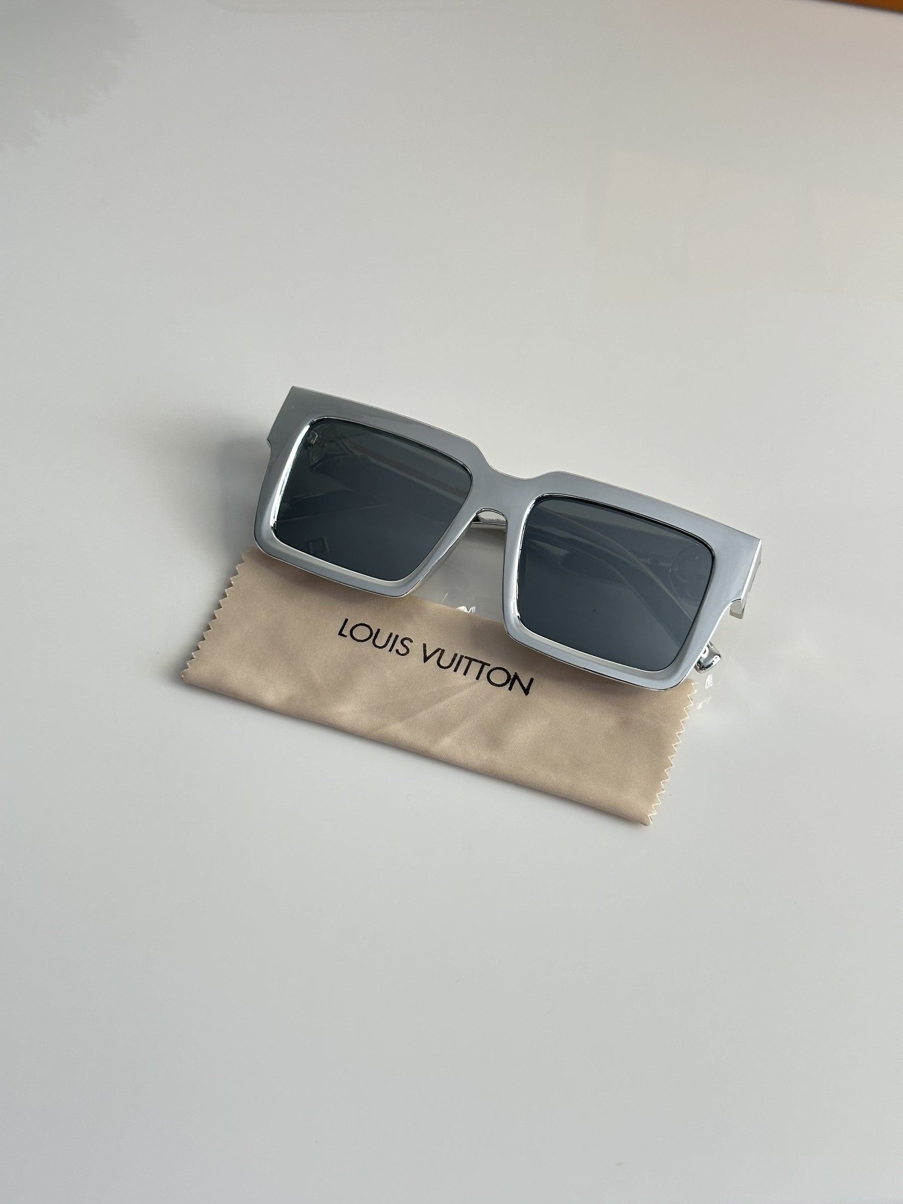 Louis Vuitton 2196 Silver Mercury