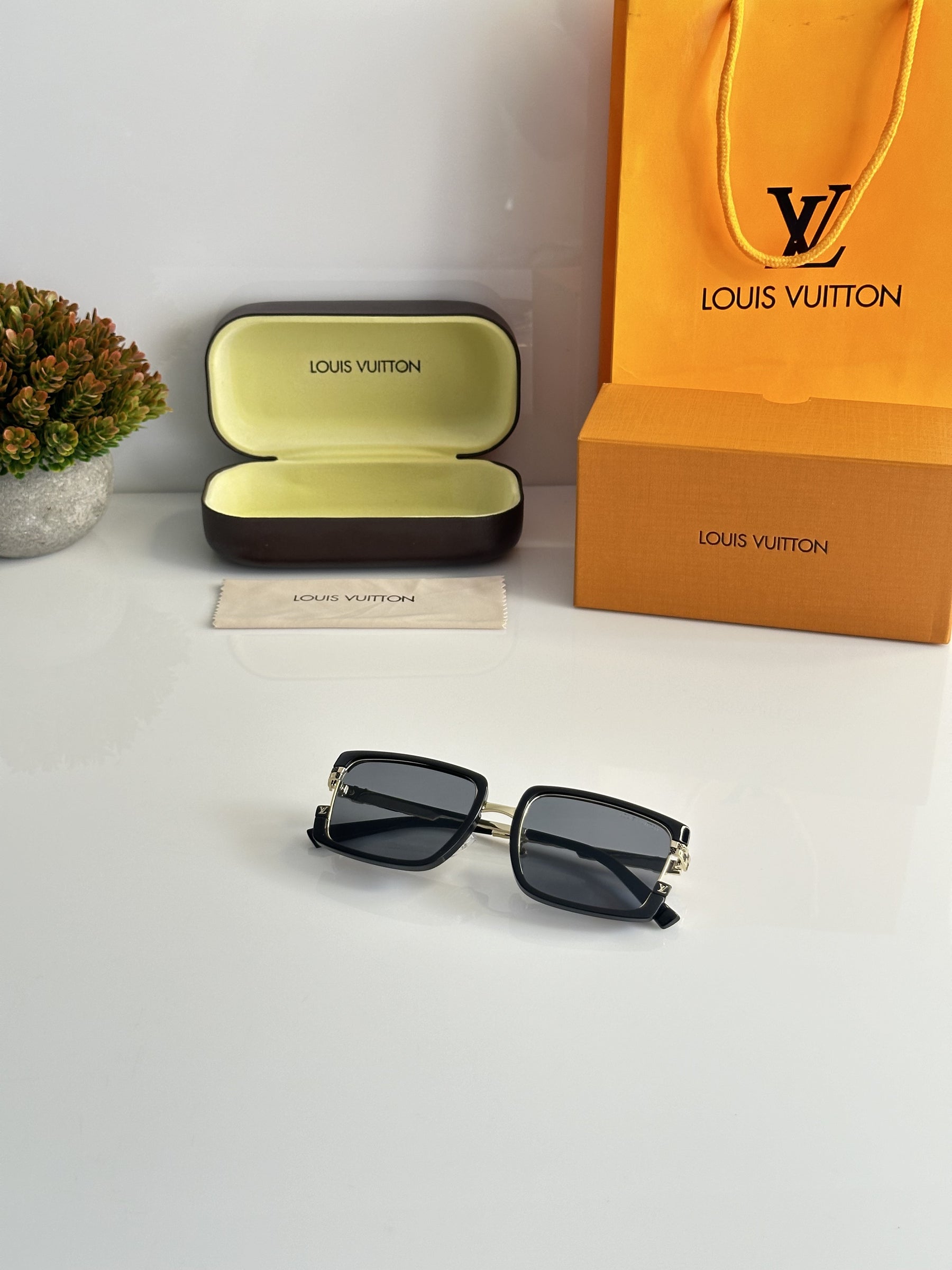 Louis Vuitton 7295 Gold Black