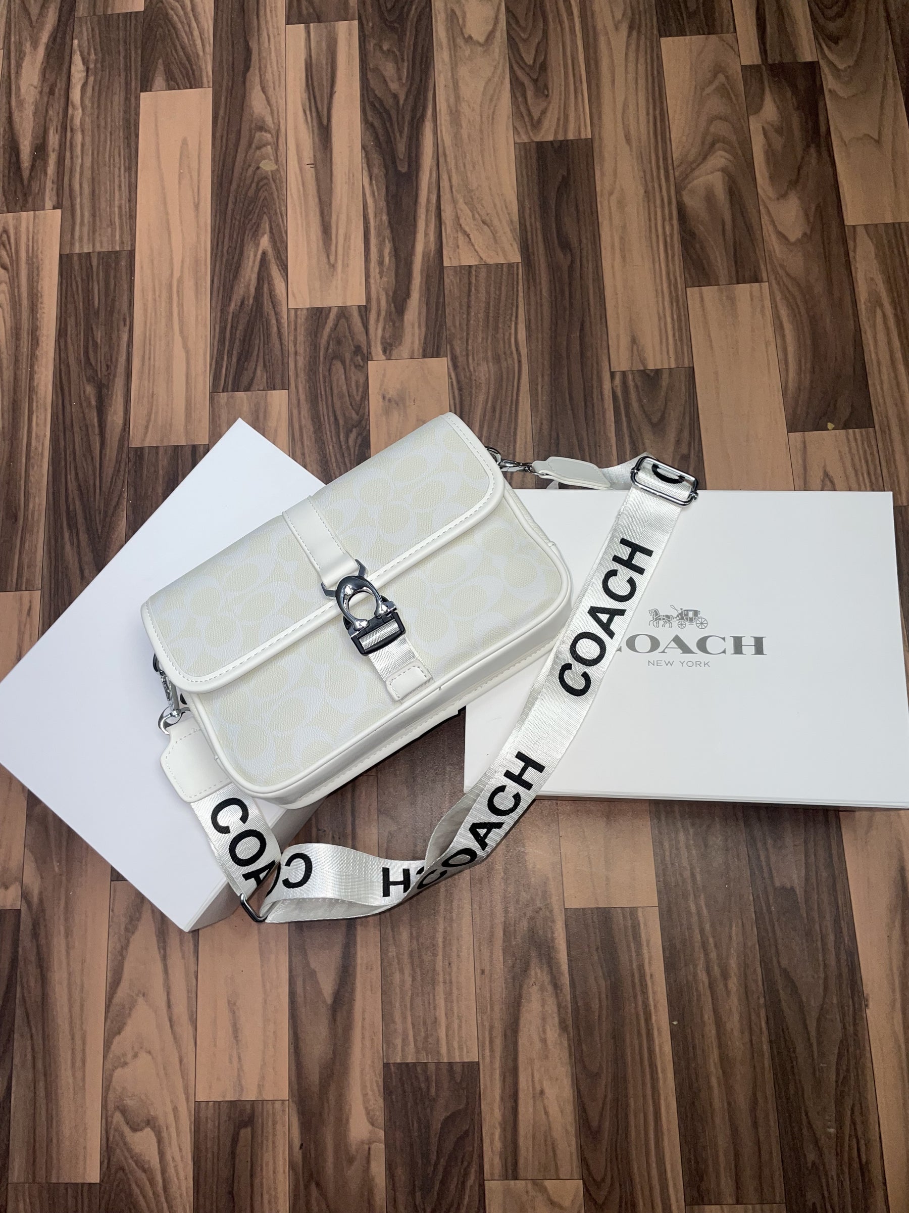 Coac h league messenger bag in signature With folding box 260