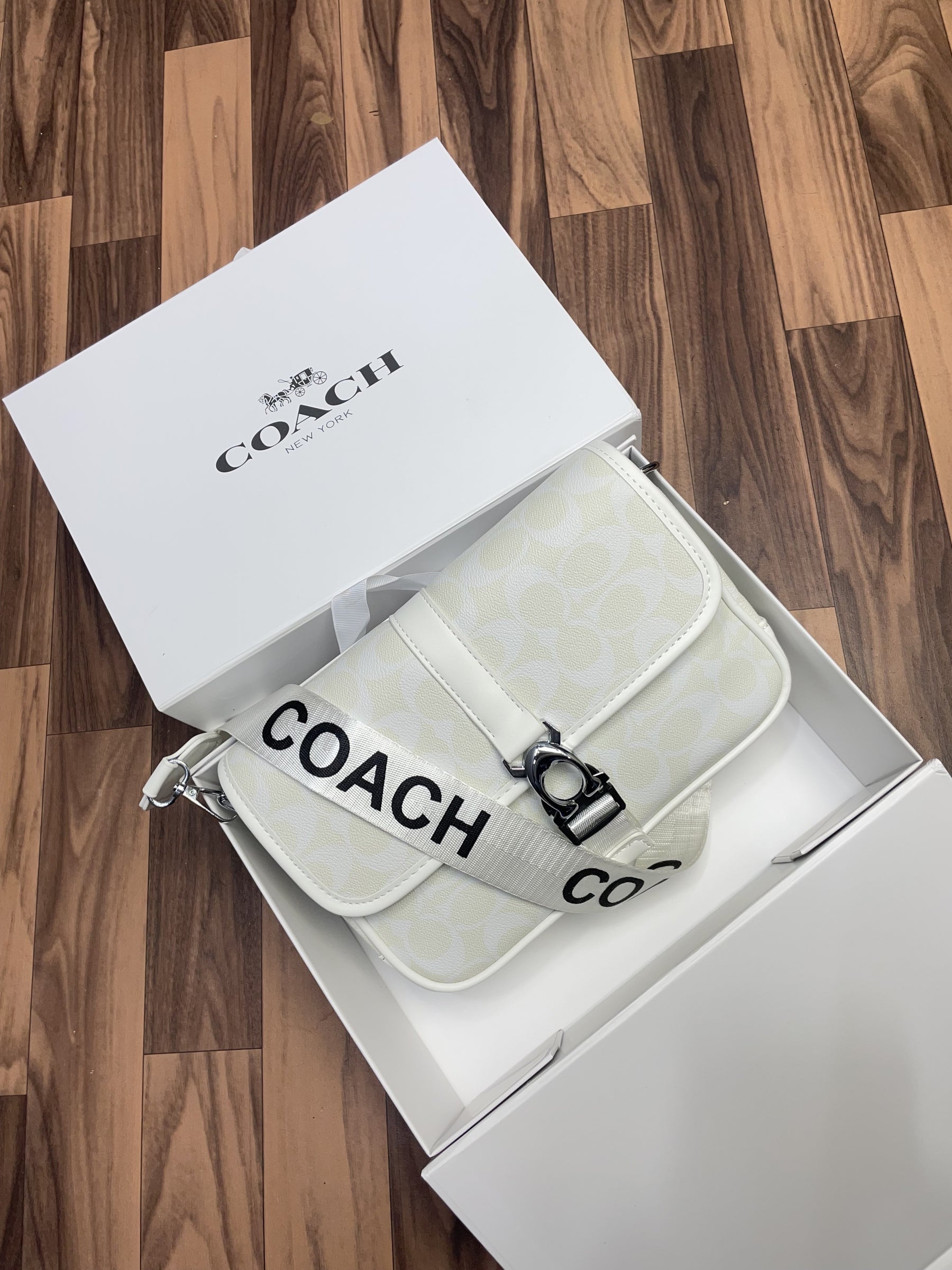 Coac h league messenger bag in signature With folding box 260