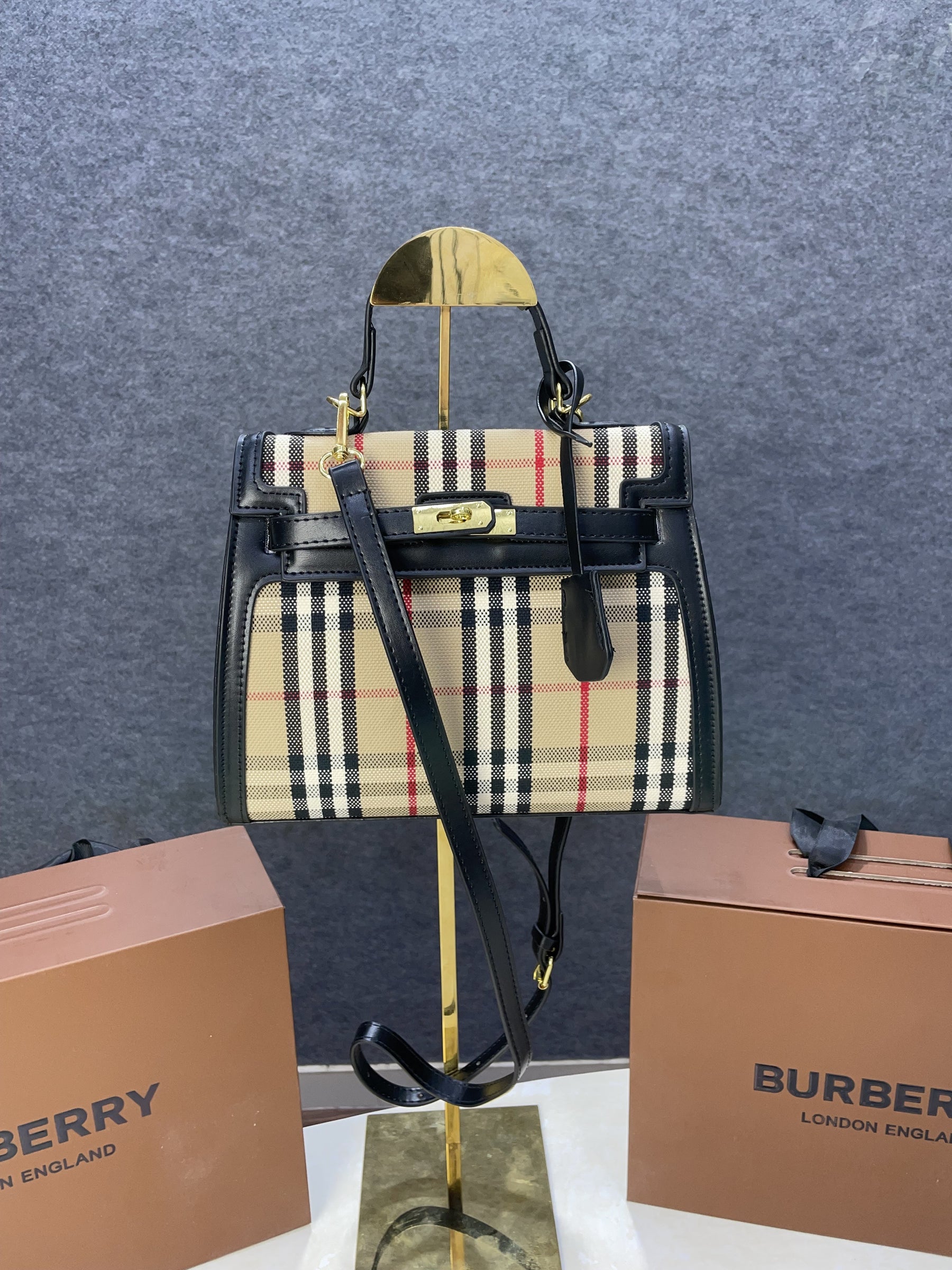 Burberr y Title hand bag with folding box 323
