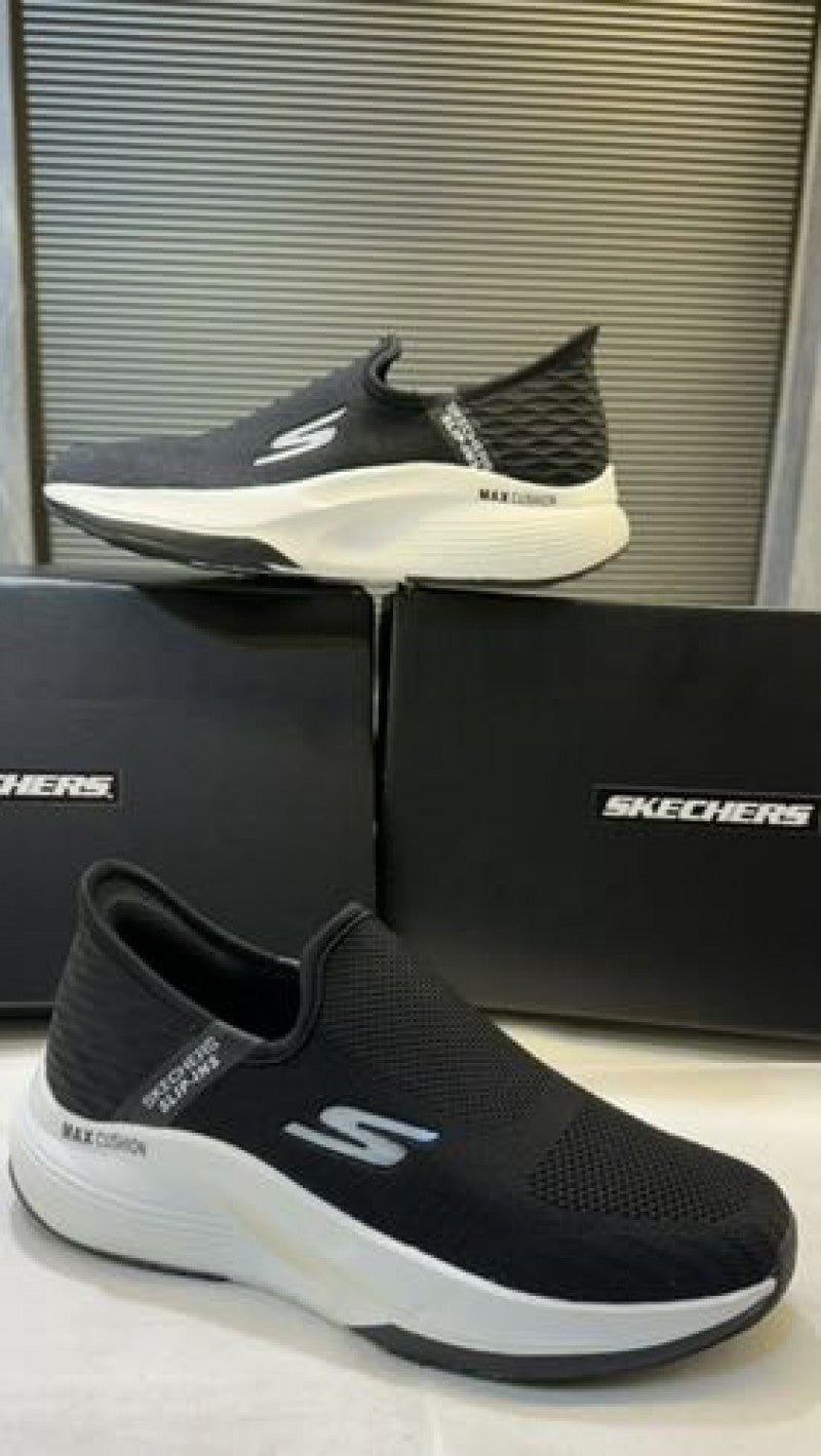SKECHERS SLIP INS MAX CUSHIONING SUSPENSION Black white