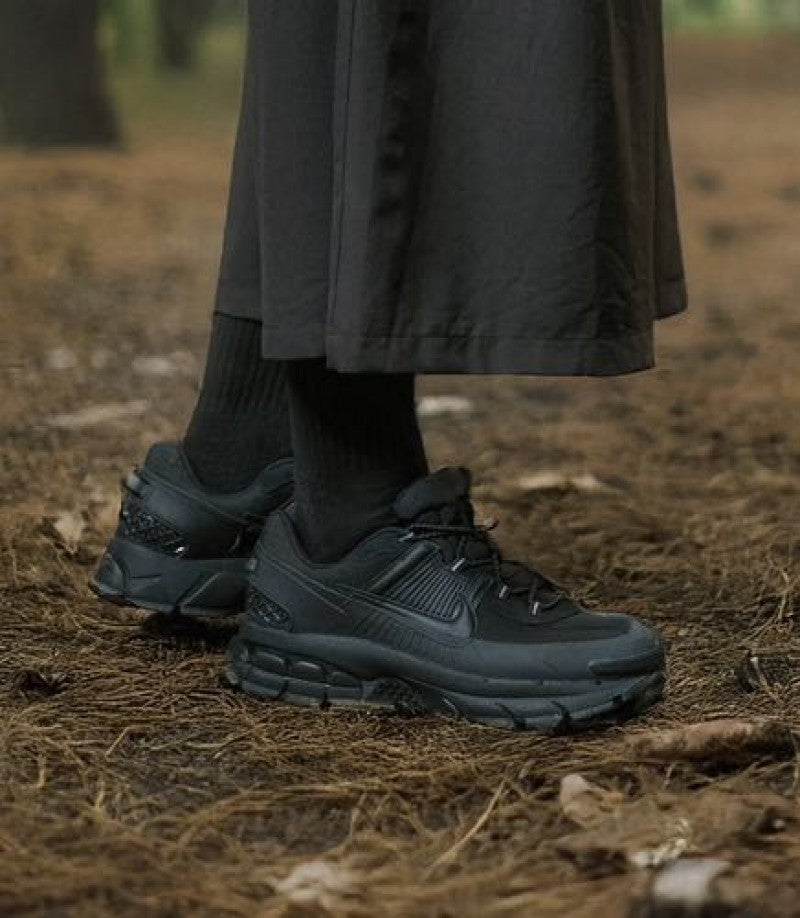 Nikee Zoom Vomero Roam triple Black