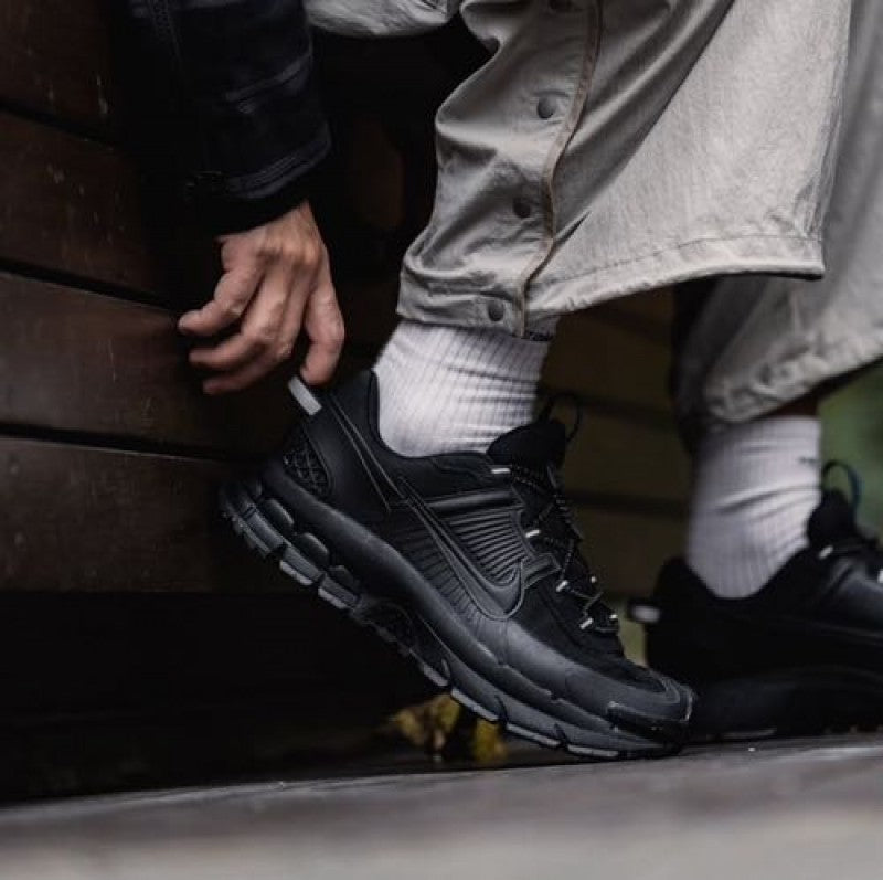 Nikee Zoom Vomero Roam triple Black