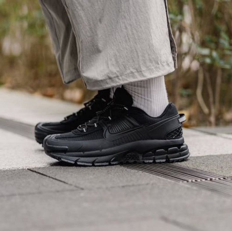 Nikee Zoom Vomero Roam triple Black