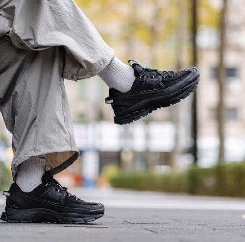 Nikee Zoom Vomero Roam triple Black