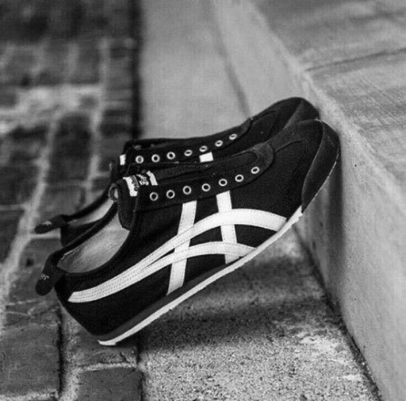 Onitsuka Tiger Mexico 66 slip on Black White