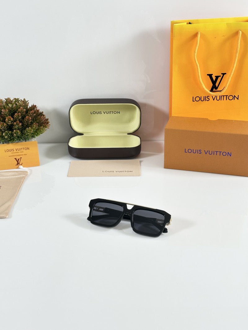 Louis Vuitton 121 Gold Black