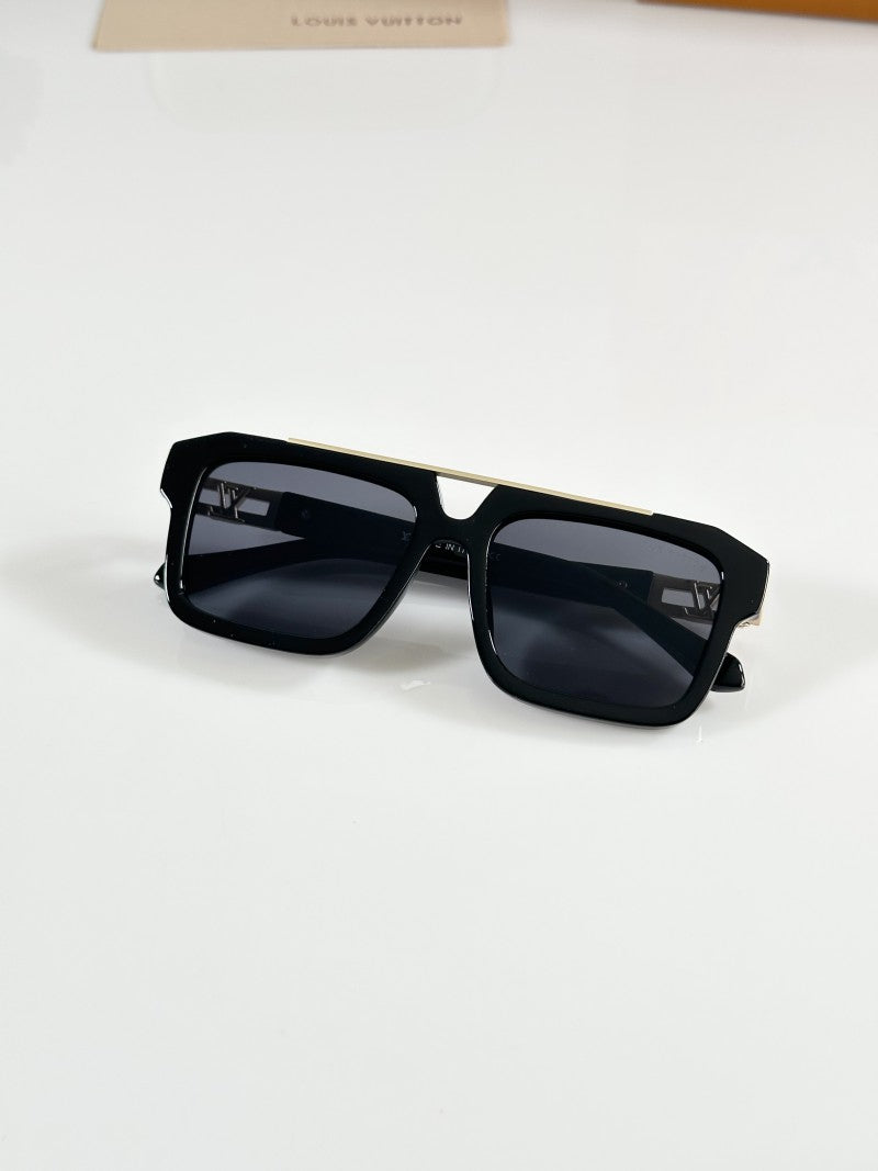 Louis Vuitton 121 Gold Black