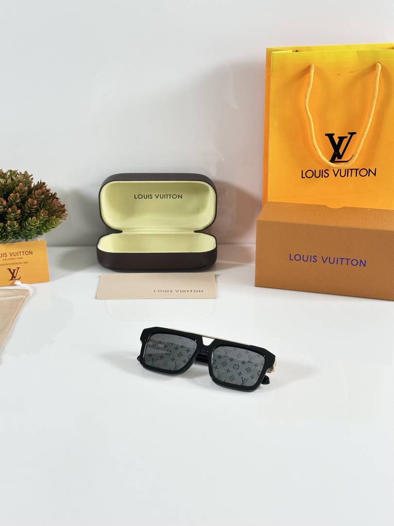 Louis Vuitton 121 Printed Gold Black