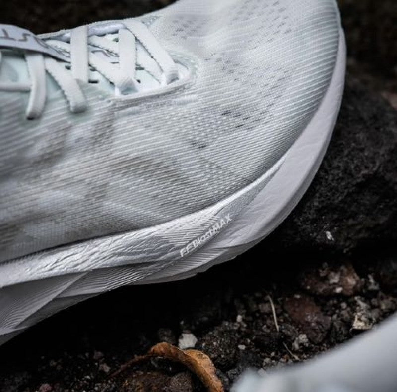 Asicss Novablast 5 grey white