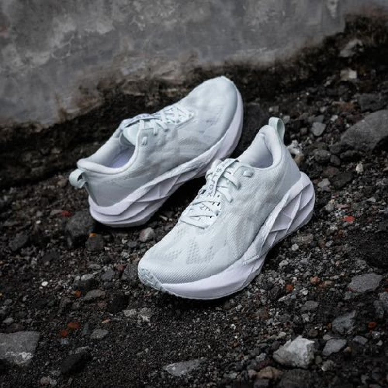 Asicss Novablast 5 grey white