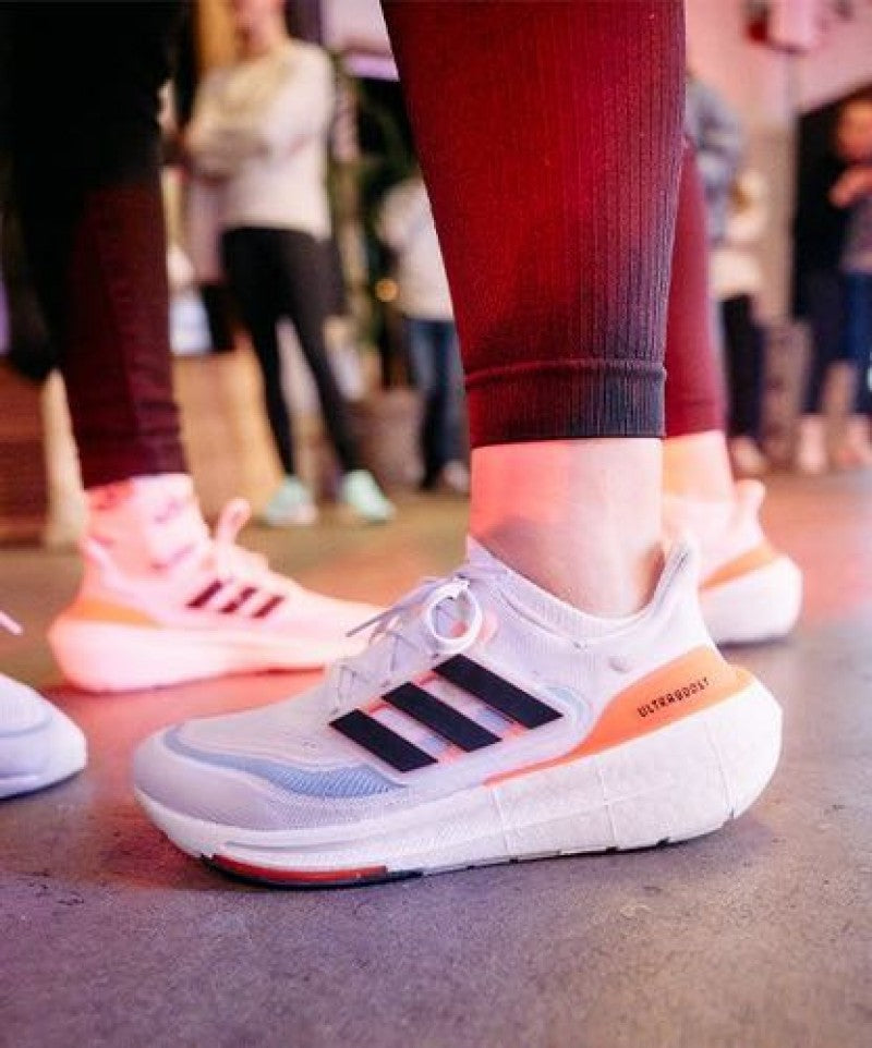 Adiddass Ultraboost Light neon Running