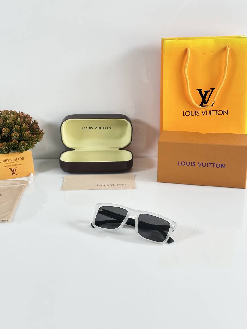 Louis Vuitton 4577 Ice Black
