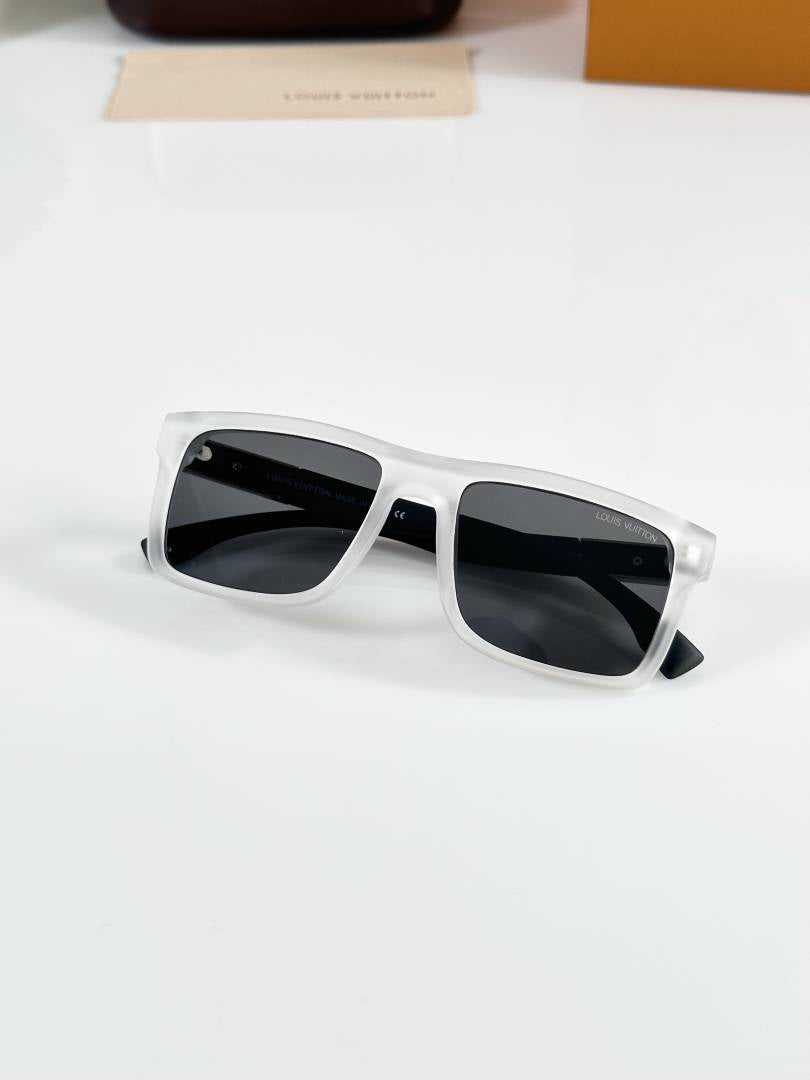 Louis Vuitton 4577 Ice Black