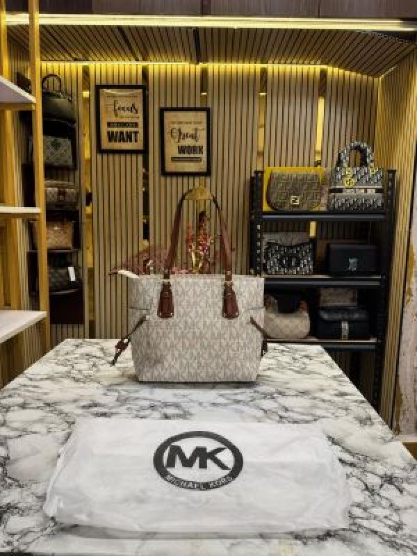 Michael kors voyager tote bag with dust bag (Beige)