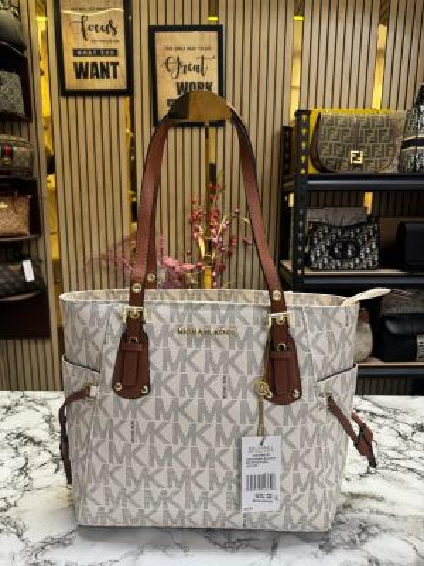 Michael kors voyager tote bag with dust bag (Beige)
