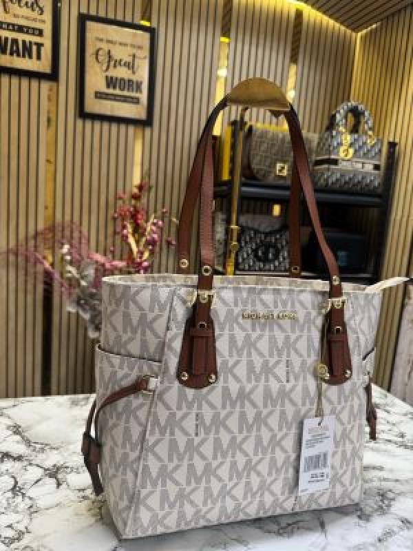 Michael kors voyager tote bag with dust bag (Beige)