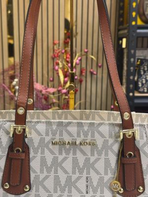 Michael kors voyager tote bag with dust bag (Beige)
