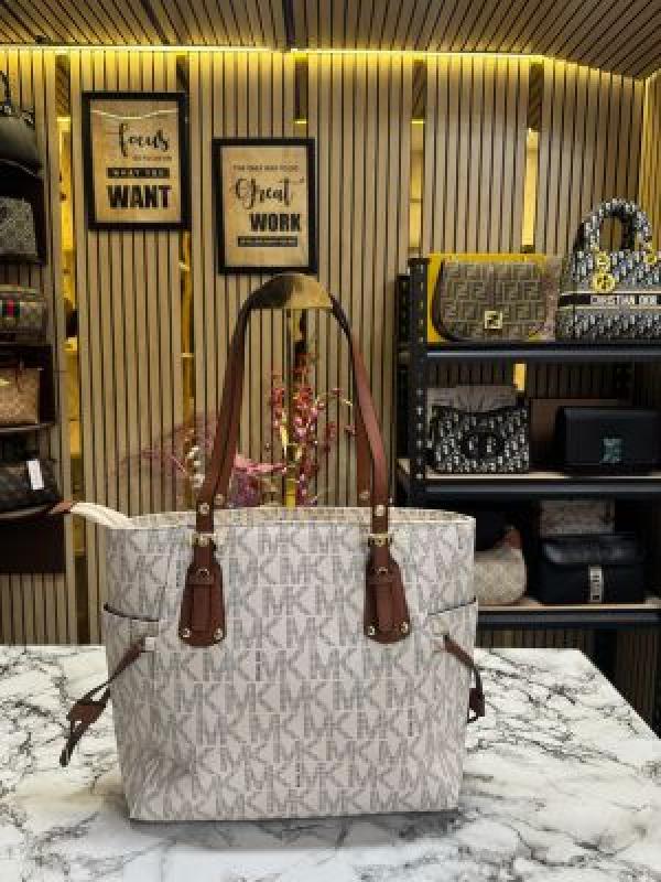 Michael kors voyager tote bag with dust bag (Beige)