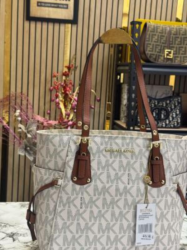 Michael kors voyager tote bag with dust bag (Beige)