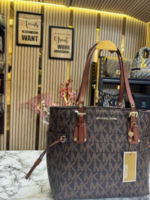 Michael kors voyager tote bag with dust bag (Brown)