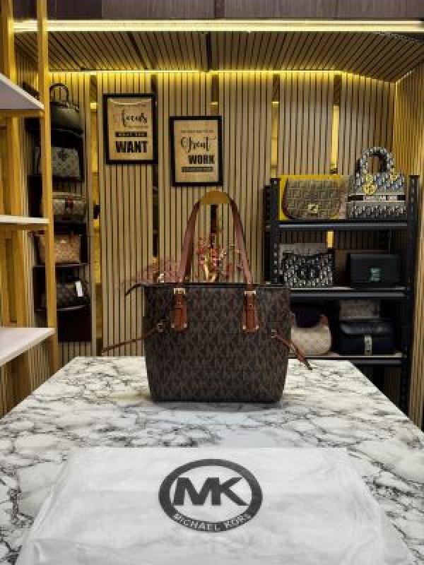 Michael kors voyager tote bag with dust bag (Brown)