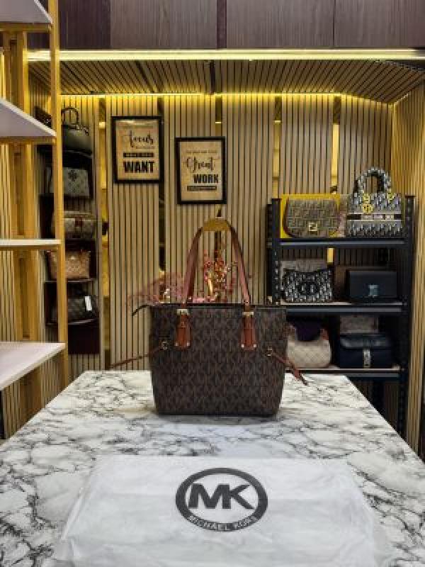 Michael kors voyager tote bag with dust bag (Brown)