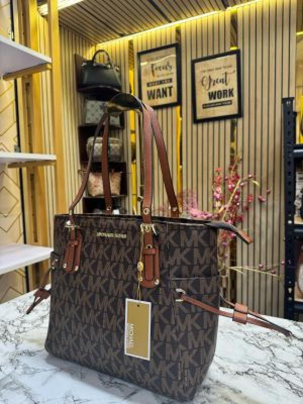 Michael kors voyager tote bag with dust bag (Brown)
