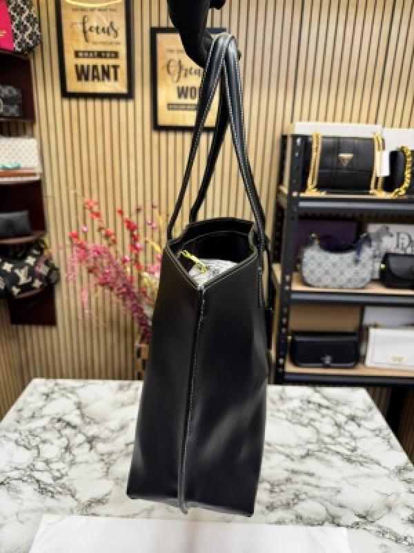 Burberr y Tb Smooth Leather Tote Bag With Dust Bag (Black)