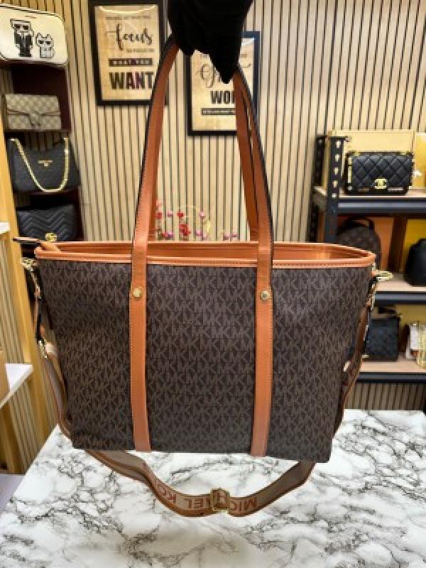 MICHAEL KORS TOTE BAG WITH BRAND DUST BAG (BROWN)