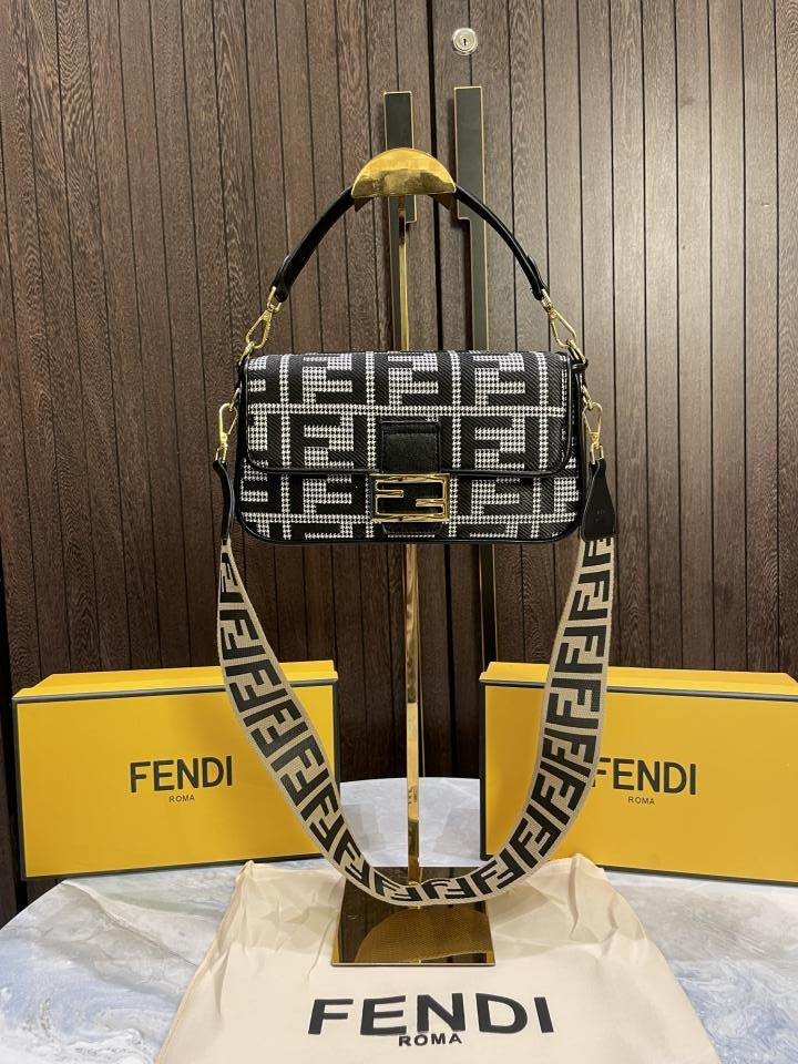 Fend  i Baguette Chain Midi with og box 294