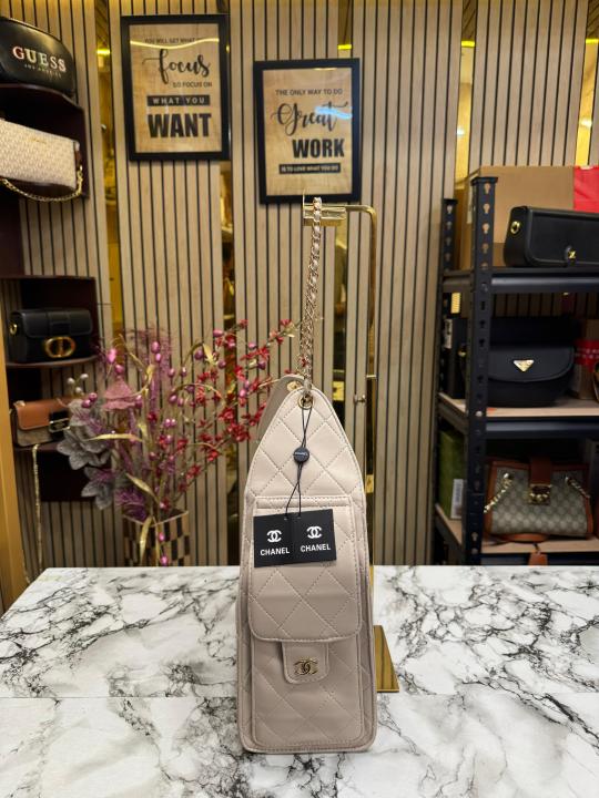 Chane l handbag Grained calfskin & gold tone metal cream