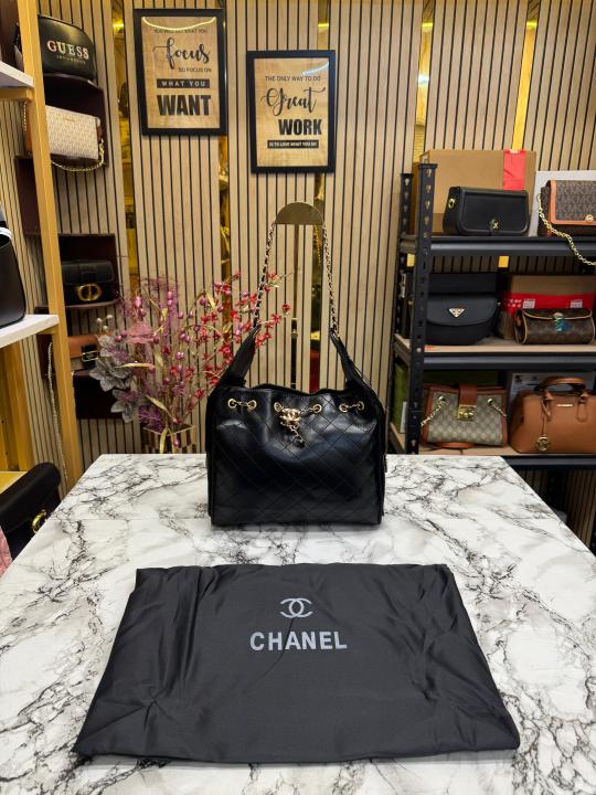 Chane l handbag Grained calfskin & gold tone metal Black