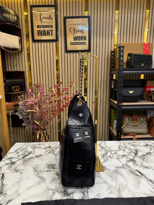 Chane l handbag Grained calfskin & gold tone metal Black