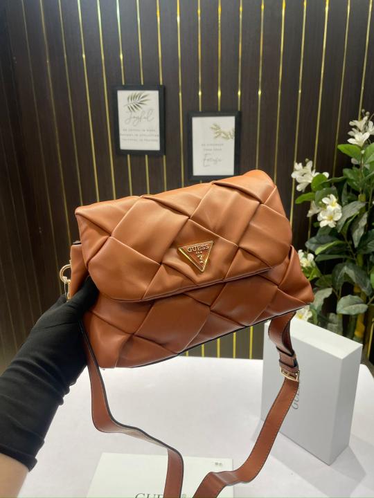 Guess structure shoulder bag with og box(017 brown)