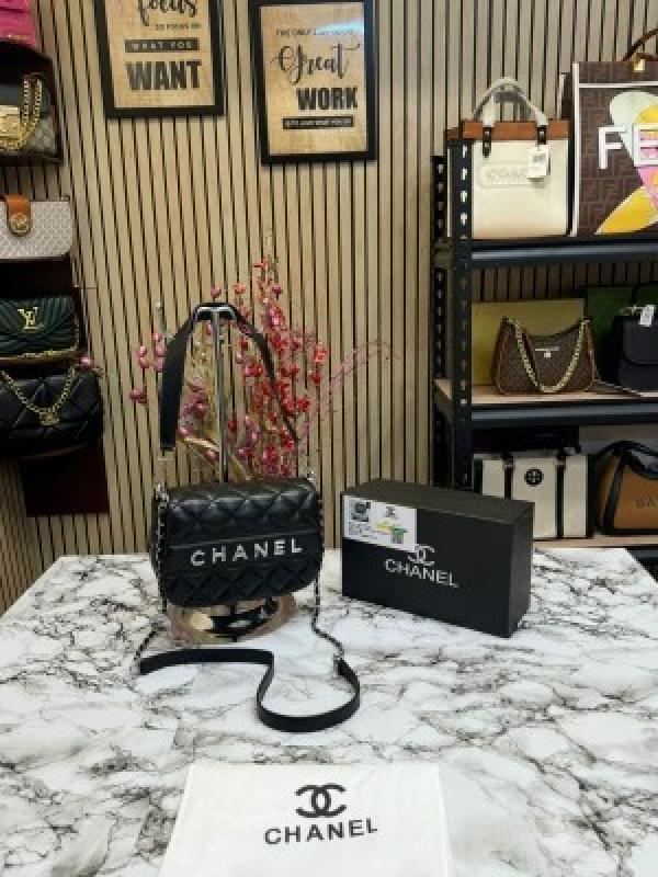 CHANE L CC WOMENS FLAP LAMBSKIN SHOULDER BAG WITH OG BOX AND DUST BAG PREMIUM QUALITY (BLACK)