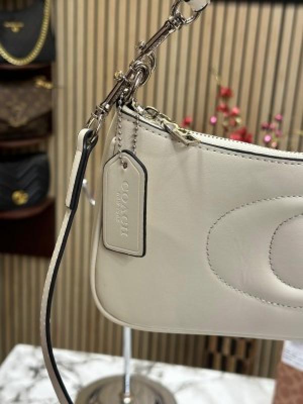 Coach Teri Shoulder Bag With Box And Dust Bag (White)