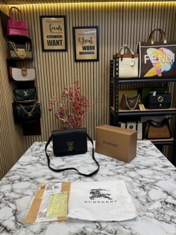 BURBERRY TB GRAINED LEATHER BAG BLACK