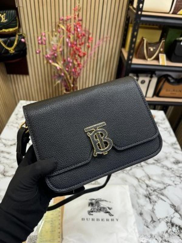 BURBERRY TB SHINY LOGO LEATHER BAG BLACK
