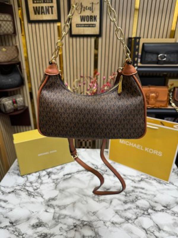 MICHAEL KORS HUDSON LEATHER WITH OG BOX AND DUST BAG INCLUDING CARRY BAG PREMIUM QUALITY (BROWN)
