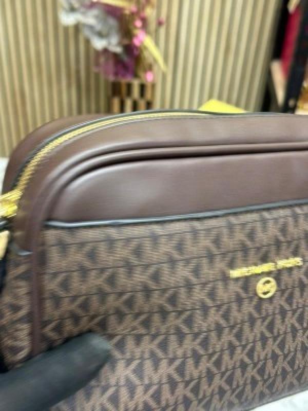 MICHAEL KORS HUDSON JETSET EAST WEST CAMERA BAG WITH ORIGINAL BOX AND DUST BAG (COFFEE) 23008