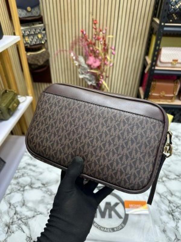 MICHAEL KORS HUDSON JETSET EAST WEST CAMERA BAG WITH ORIGINAL BOX AND DUST BAG (COFFEE) 23008