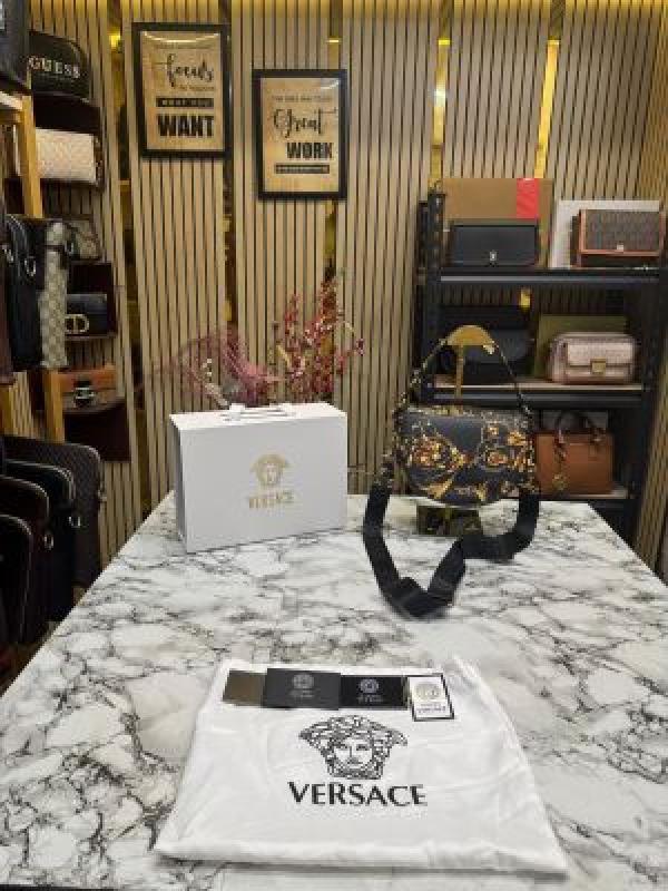 Versace shoulder bag in gold accents with magnetic closure bag (Black and gold)