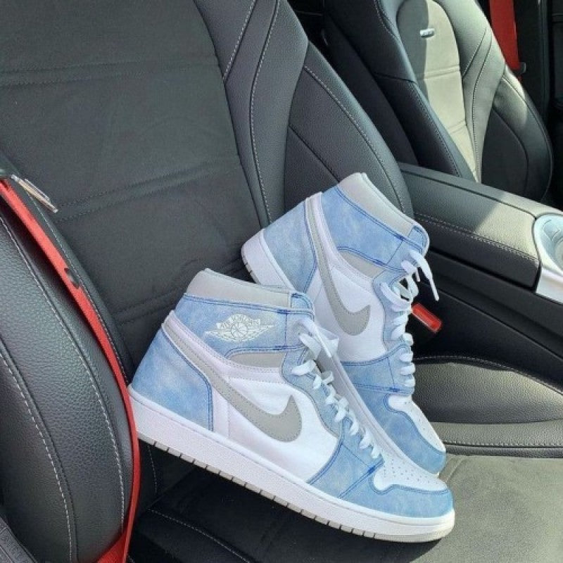 Air Jordan 1 Hyper Royal