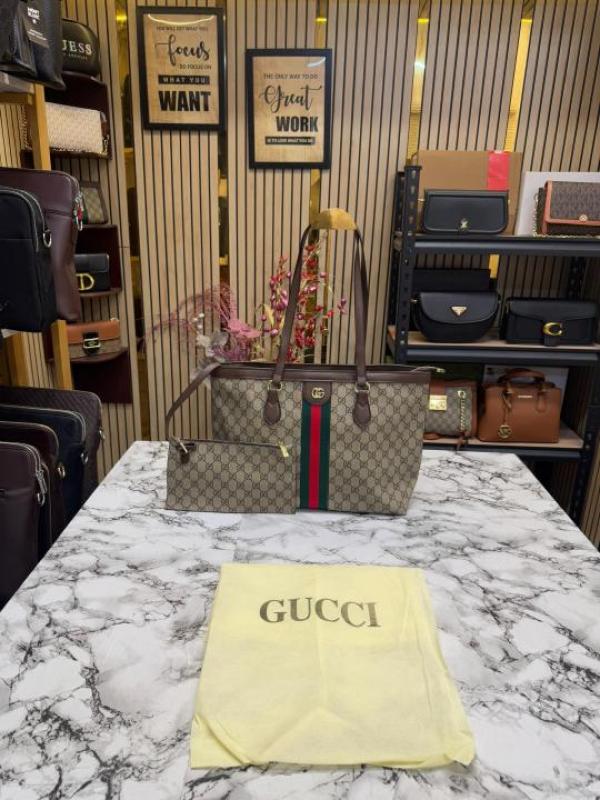 GUCCI GG SUPREME WITH MATCHING WALLET AND DUST BAG (BROWN)