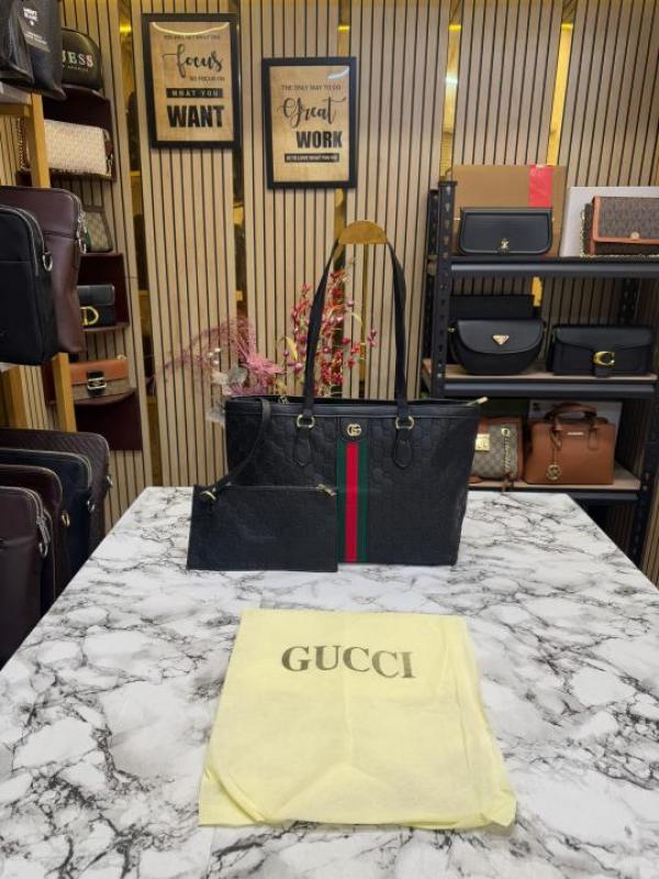 GUCCI GG SUPREME WITH MATCHING WALLET AND DUST BAG (BLACK)